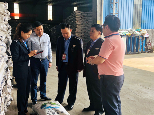 農業(yè)局執(zhí)法大隊視察廣東輝隆中聯肥料倉庫_副本.jpg