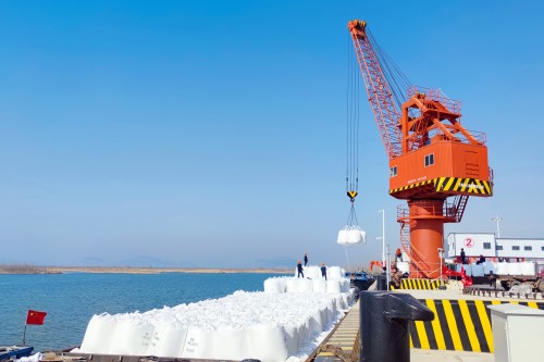 服務(wù)春耕，港口開啟“忙碌”模式，輝隆股份自山東采購萬噸尿素發(fā)往安徽_副本_副本.jpg